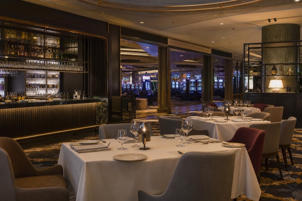 Przestrzeń restauracyjna przy salonie